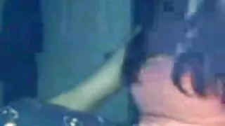 Досвідчена блондинка в відео секс еротика окулярах задоволена двома гарячими чоловіками