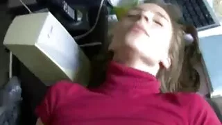 Посадіть весь еротика член блондинки в горло