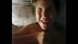 На дивані еротика 18 суки катаються на своїх хахалах
