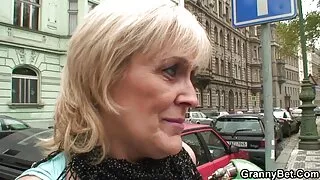 Horny men трахає дівчину в машині еротика відео в передмісті
