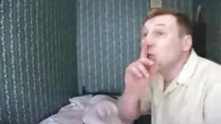 Трахає руками дівчину з приголомшливими цицьками еротика и