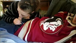М'язистий чоловік трахає жорстку кицьку еротика відео на ліжку