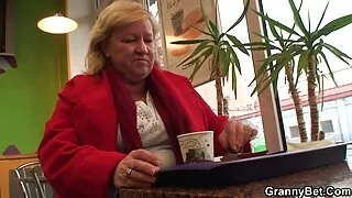 Спортивний еротика 4к хахалі вкручується в дівчину на стоянці