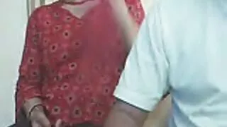 Захоплююча домашняя еротика повія активно проникає в іграшку в отвір коханця