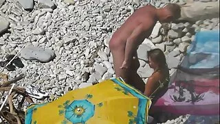 Жінка грає з членом і швидко еротика и секс бере його в кицьку